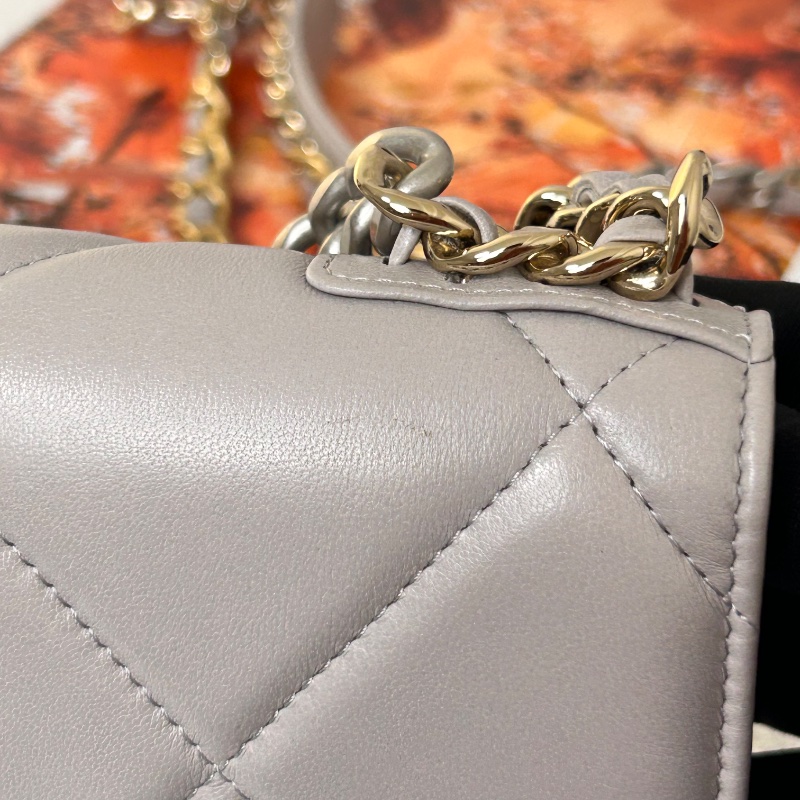 Chanel 19 WOC 絎縫皮鏈條 晶片款 斜背包-37