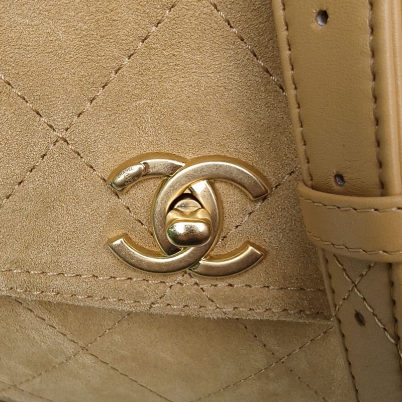 CHANEL 26C麂皮hobo郵差包米駝色晶片開金扣-4
