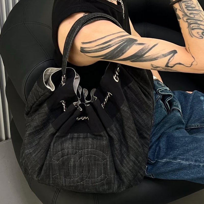 CHANEL深藍色丹寧牛仔肩背托特包(超甜甜價)-1