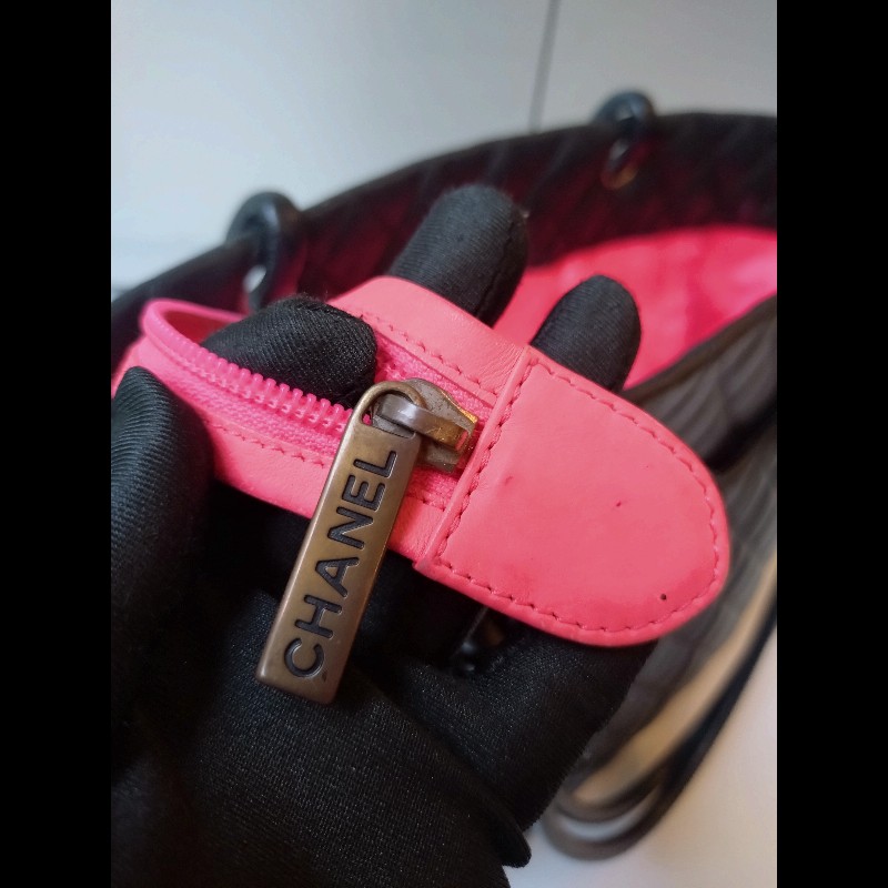 Chanel 黑底白雙C康朋大托特包-25