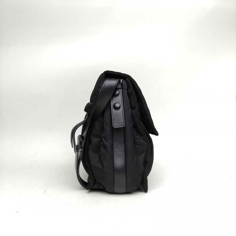 PRADA 黑色尼龍Re-Nylon超大號郵差包-1