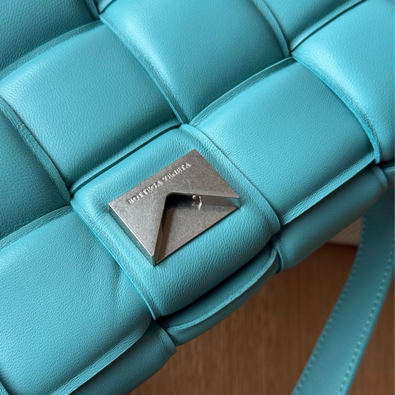 9.9成新 Bottega Veneta Padded Cassette 枕頭包 藍綠-4