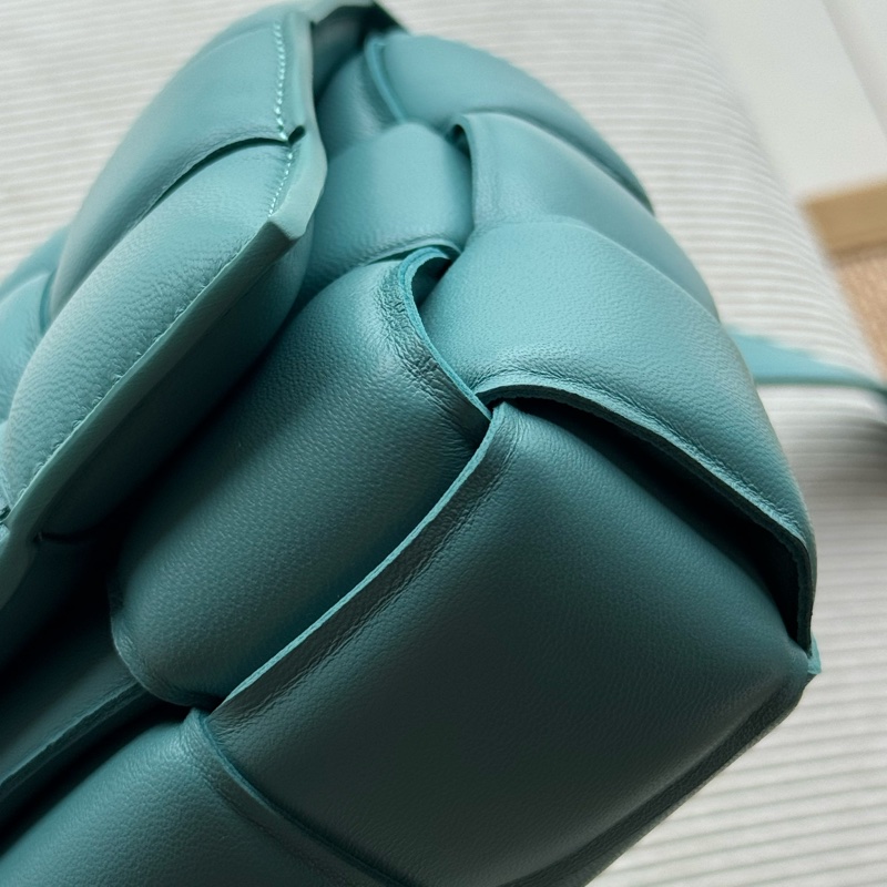 9.9成新 Bottega Veneta Padded Cassette 枕頭包 藍綠-7