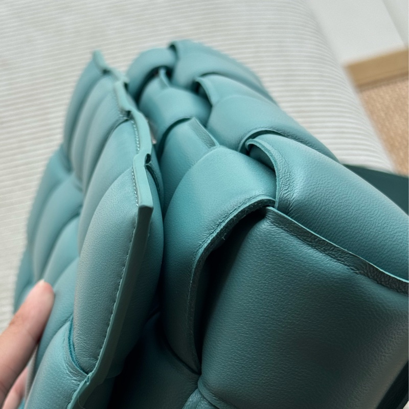 9.9成新 Bottega Veneta Padded Cassette 枕頭包 藍綠-10
