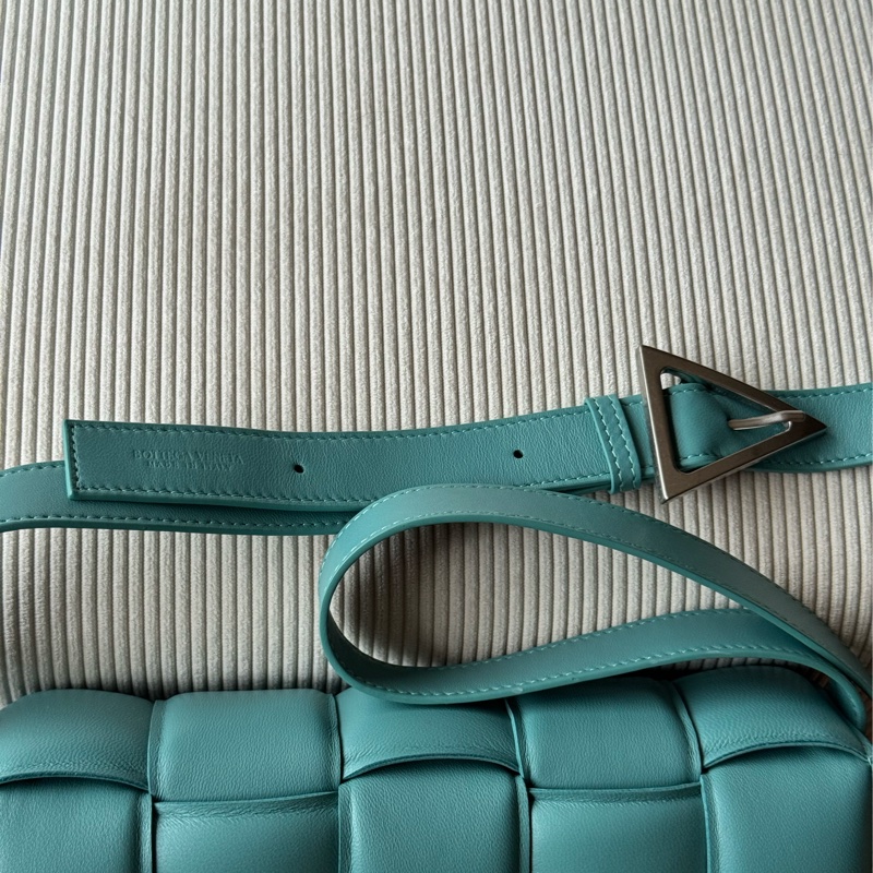9.9成新 Bottega Veneta Padded Cassette 枕頭包 藍綠-12