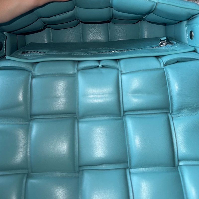 9.9成新 Bottega Veneta Padded Cassette 枕頭包 藍綠-16