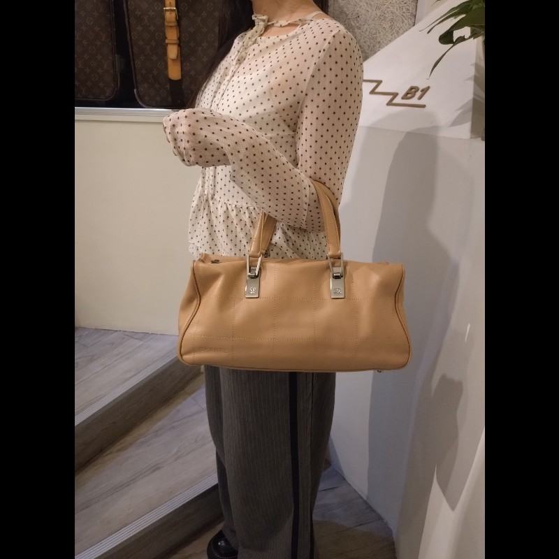 Chanel 奶茶色方格皮革手提波士頓吐司包-2