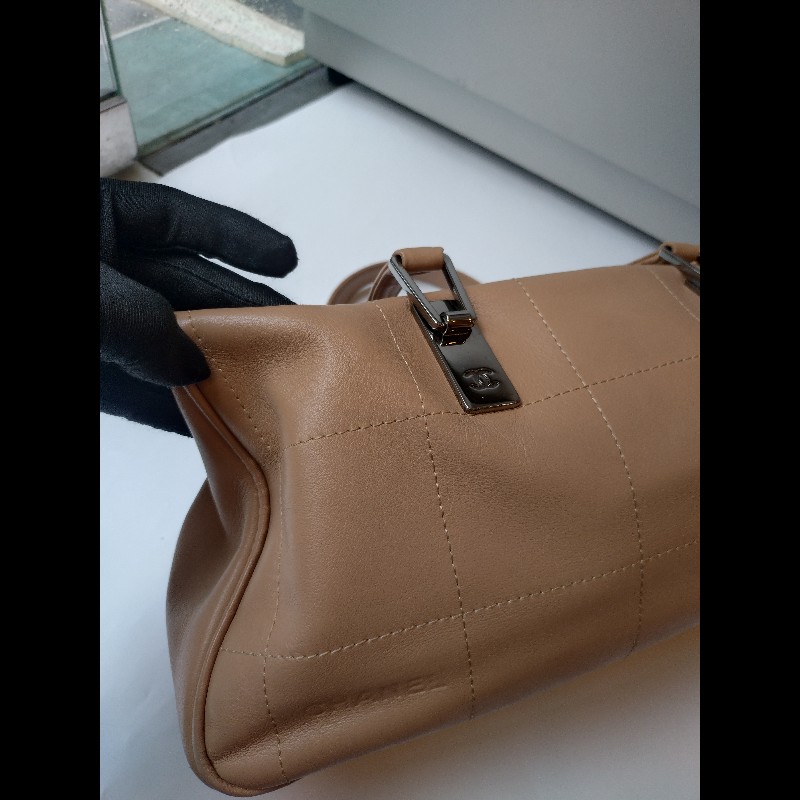 Chanel 奶茶色方格皮革手提波士頓吐司包-6