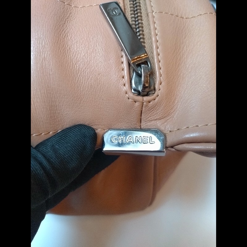 Chanel 奶茶色方格皮革手提波士頓吐司包-26