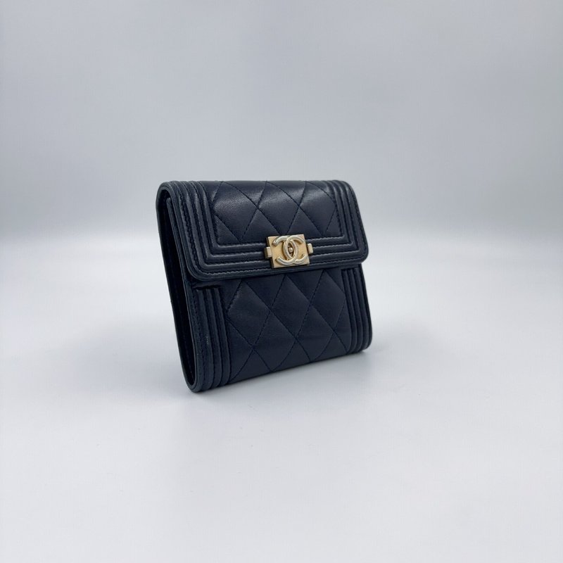 CHANEL深藍金釦Boy三折短夾-1