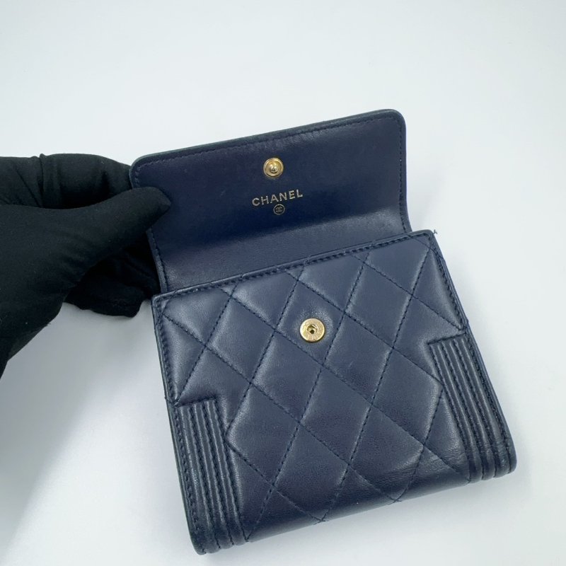 CHANEL深藍金釦Boy三折短夾-5
