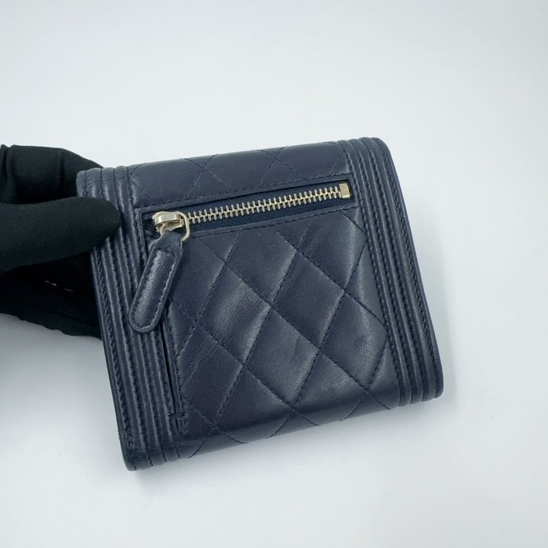 CHANEL深藍金釦Boy三折短夾-8