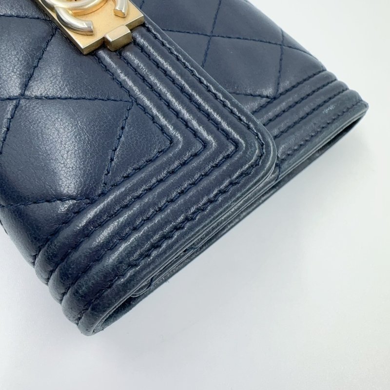 CHANEL深藍金釦Boy三折短夾-10
