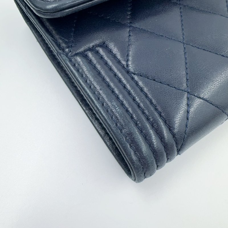 CHANEL深藍金釦Boy三折短夾-11