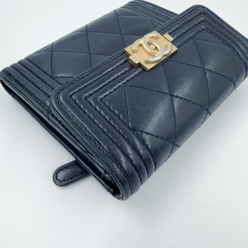 CHANEL深藍金釦Boy三折短夾-12