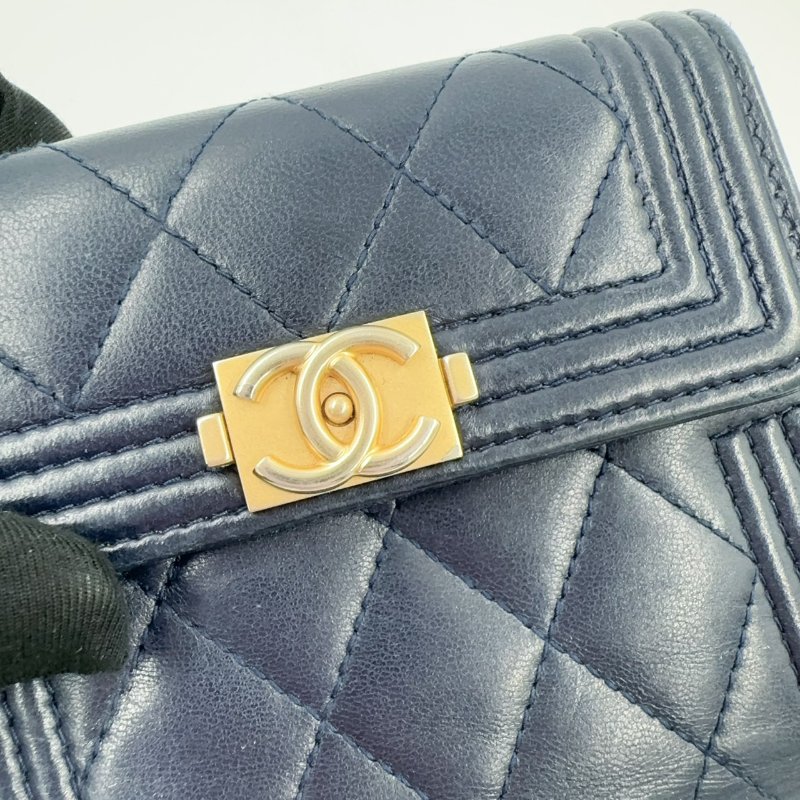 CHANEL深藍金釦Boy三折短夾-13