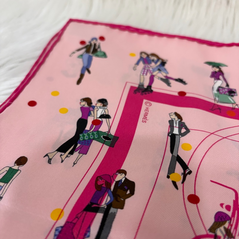 HERMES Ex-Libris les Parisiennes桃粉 圖紋 印花斜紋70ㄨ70 絲 巾方巾-1