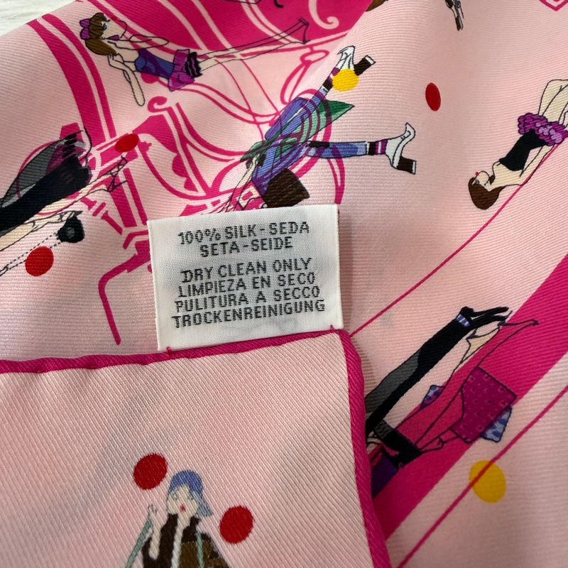 HERMES Ex-Libris les Parisiennes桃粉 圖紋 印花斜紋70ㄨ70 絲 巾方巾-13