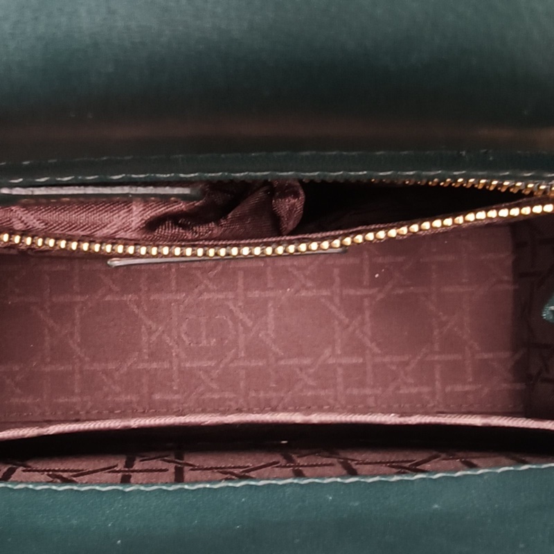 DIOR LadyDior戴妃包四格徽章肩帶綠色羊皮金扣-5