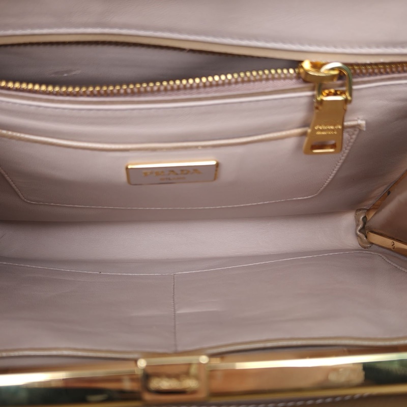 PRADA 奶茶色牛皮風琴季節款蛙口包手提包-5