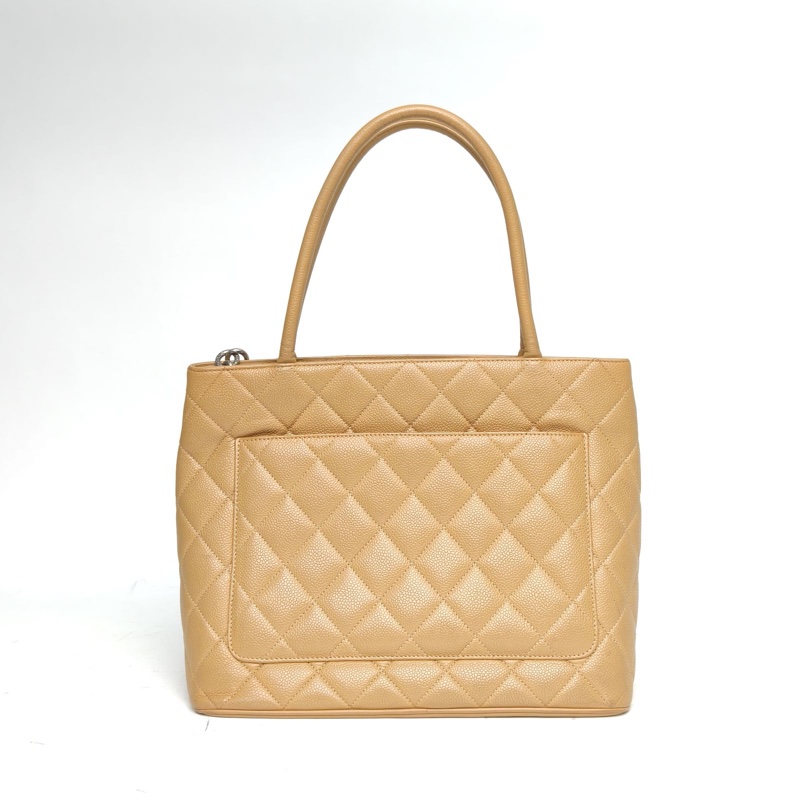 CHANEL 中古米銀牛希爾頓銀幣包奶茶色荔枝牛皮6開銀扣-2