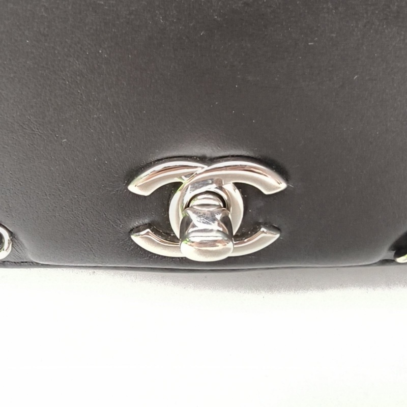 CHANEL 黑色牛皮24開銀扣滾邊鏈條馬鞍包-4