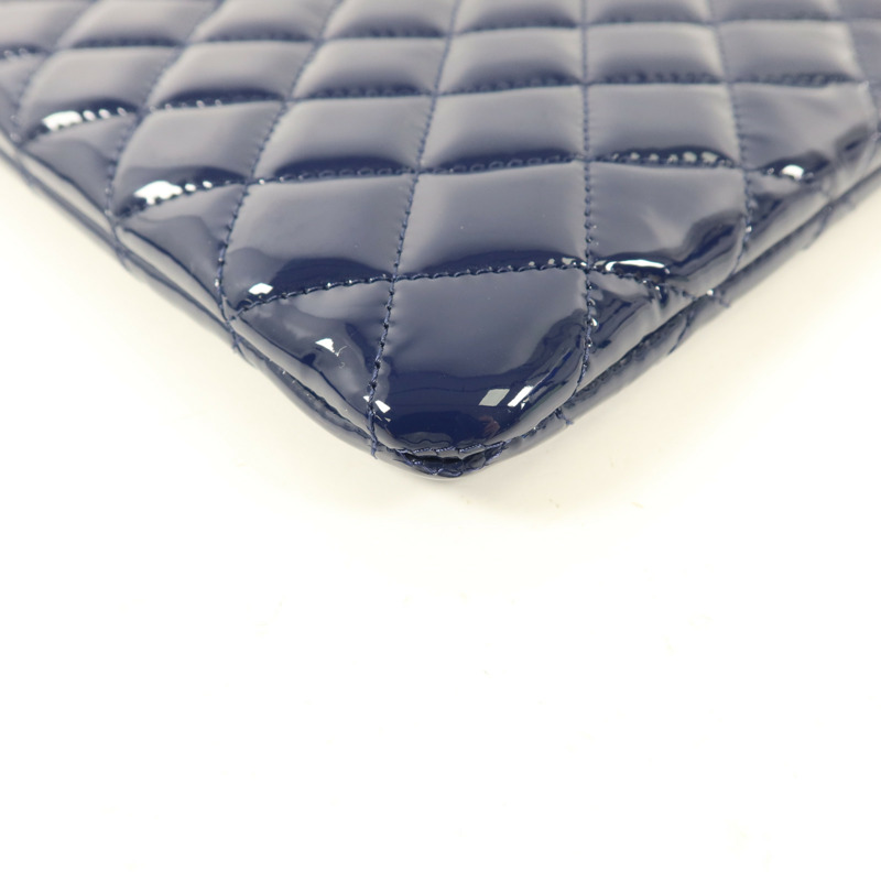 CHANEL 漆皮皮革Pouch銀扣小袋-11