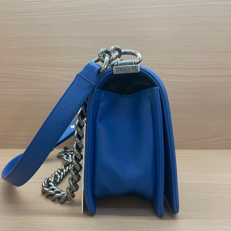 NO:C56 Chanel香奈兒LEBOY 藍色V纹牛皮银扣 牛皮 中號 2017年，22開 有塵袋 無卡 無盒子 尺寸底長25*高15*寬8*-3