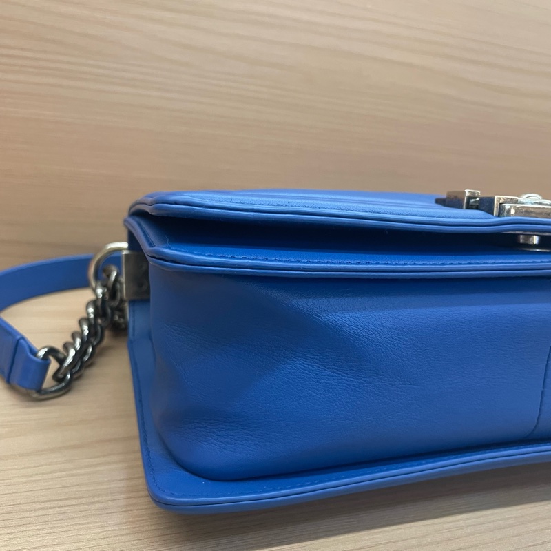 NO:C56 Chanel香奈兒LEBOY 藍色V纹牛皮银扣 牛皮 中號 2017年，22開 有塵袋 無卡 無盒子 尺寸底長25*高15*寬8*-8