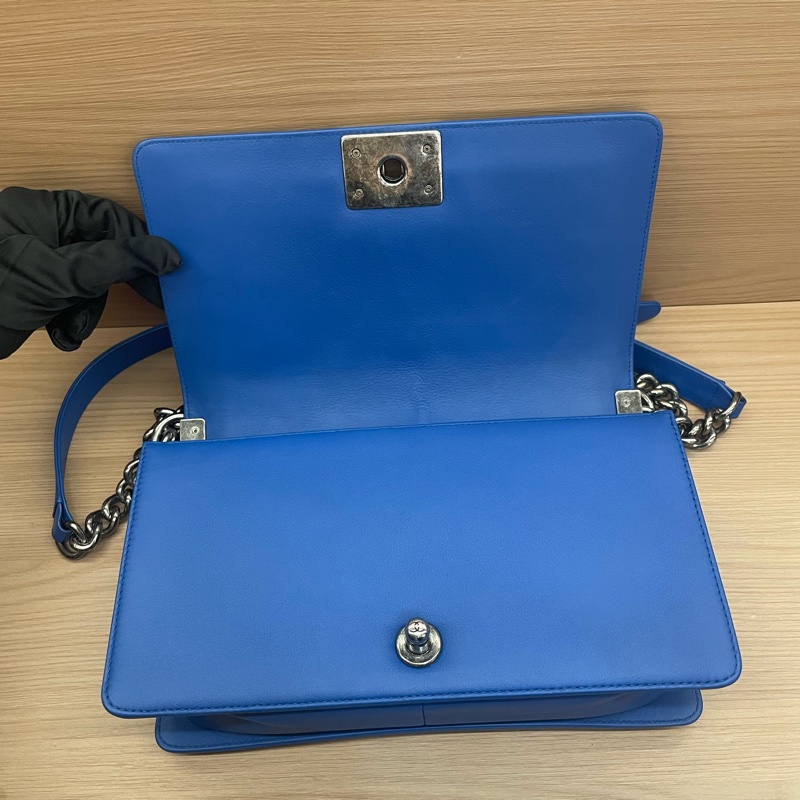 NO:C56 Chanel香奈兒LEBOY 藍色V纹牛皮银扣 牛皮 中號 2017年，22開 有塵袋 無卡 無盒子 尺寸底長25*高15*寬8*-10