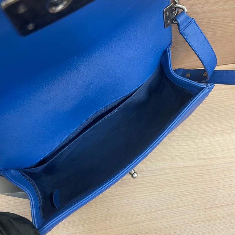 NO:C56 Chanel香奈兒LEBOY 藍色V纹牛皮银扣 牛皮 中號 2017年，22開 有塵袋 無卡 無盒子 尺寸底長25*高15*寬8*-11