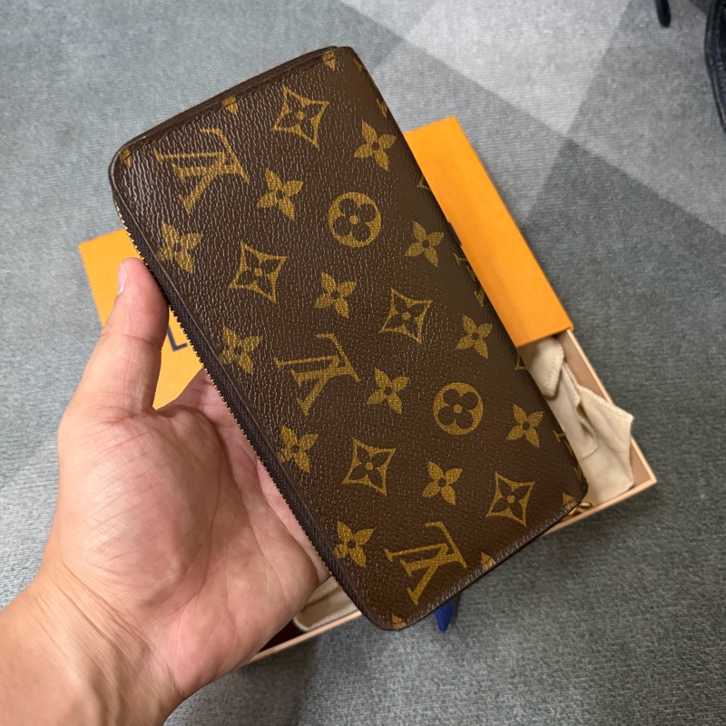 Lv老花拉鍊長夾 (M60017)-1