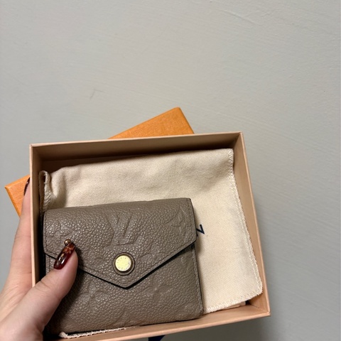 lv奶茶色Zoe短夾