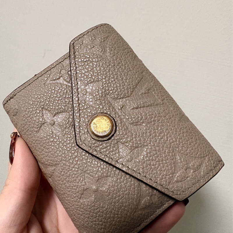 lv奶茶色Zoe短夾-2