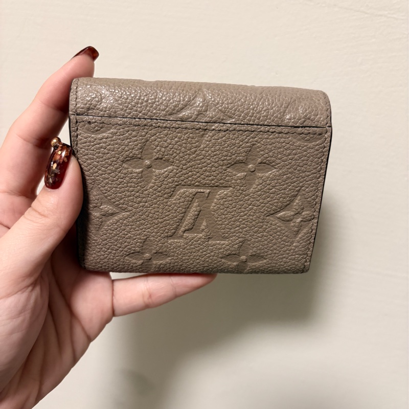 lv奶茶色Zoe短夾-3