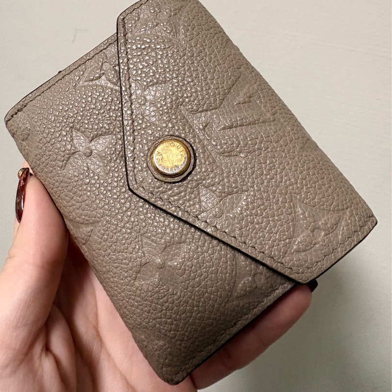 lv奶茶色Zoe短夾-6