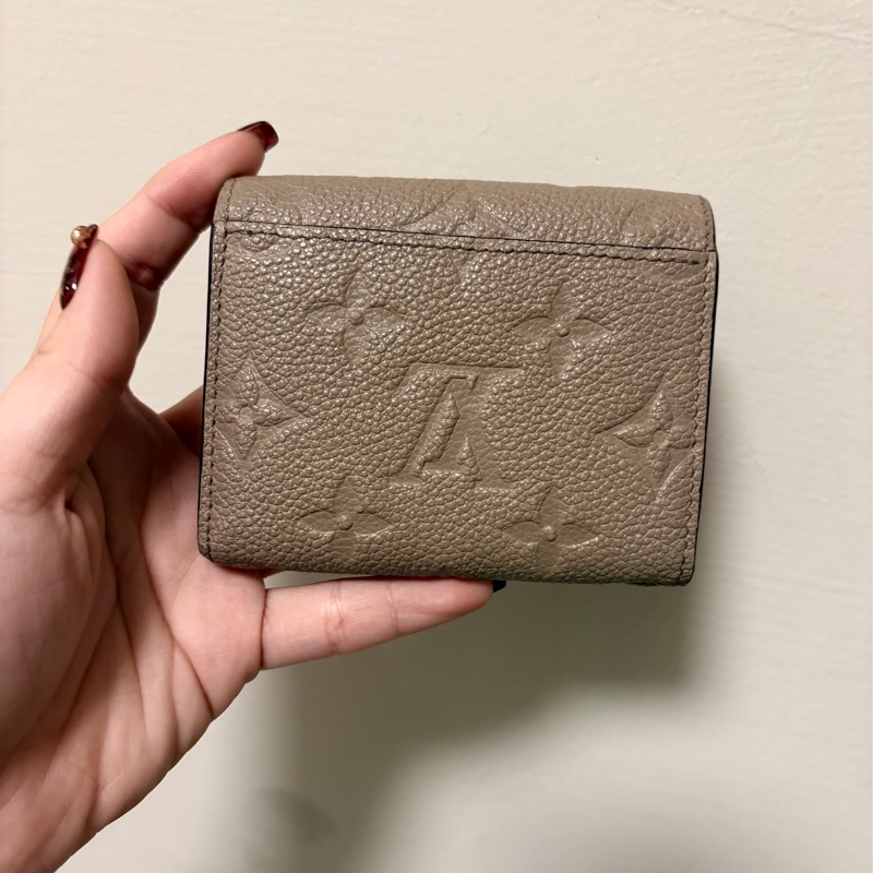 lv奶茶色Zoe短夾-7