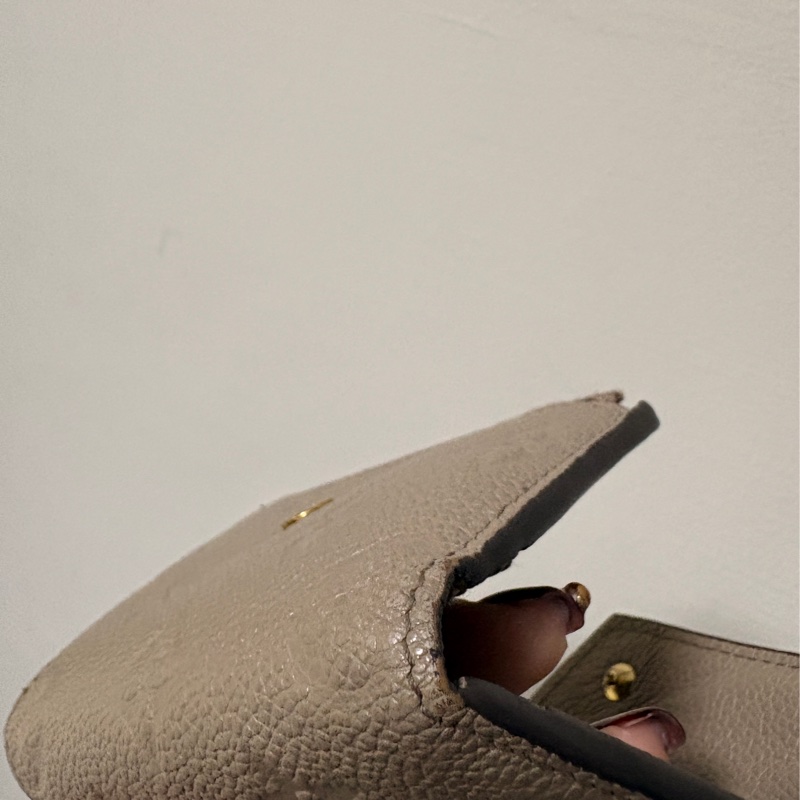 lv奶茶色Zoe短夾-12