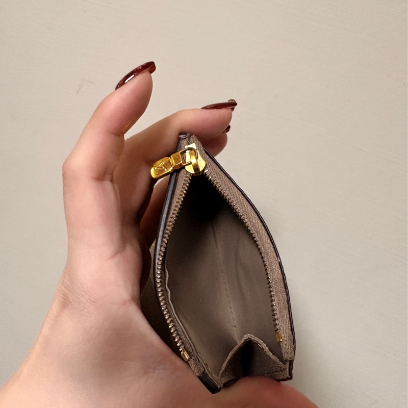 lv奶茶色Zoe短夾-15