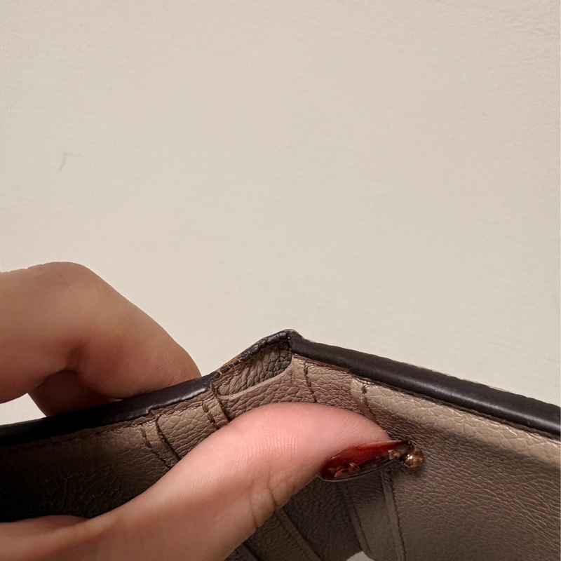 lv奶茶色Zoe短夾-17