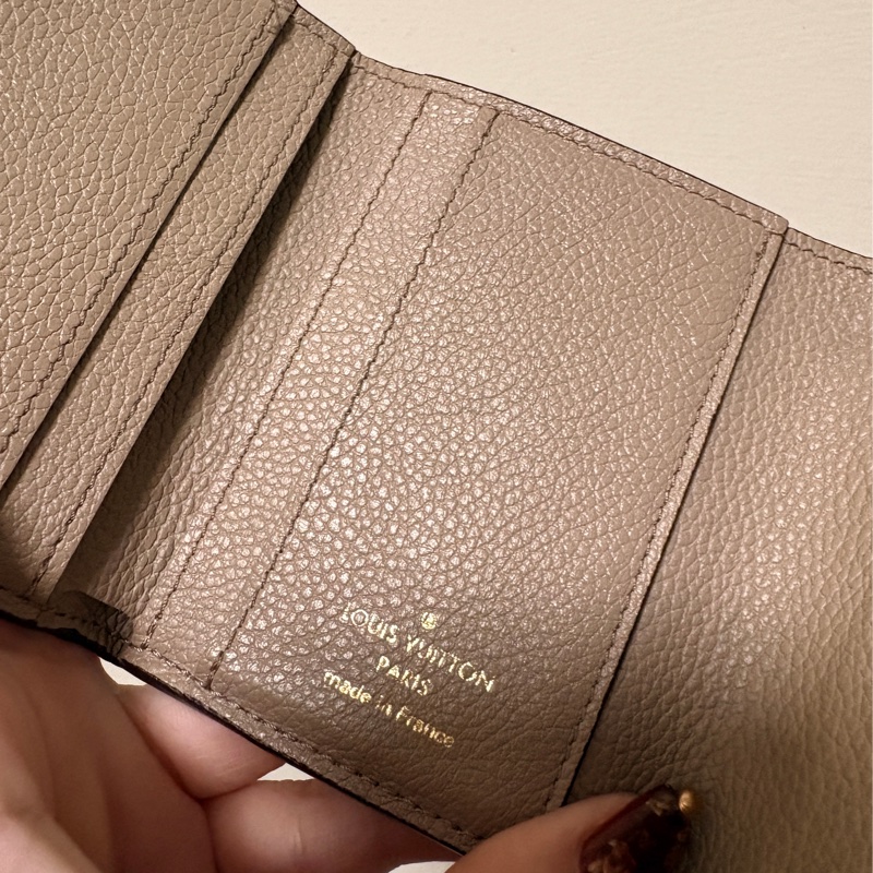 lv奶茶色Zoe短夾-18