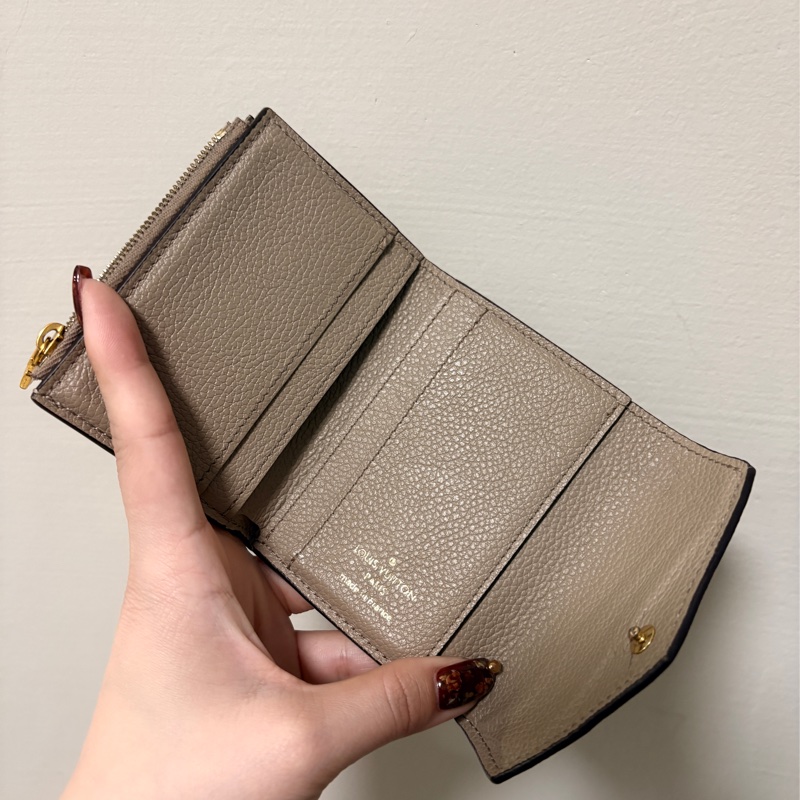 lv奶茶色Zoe短夾-19