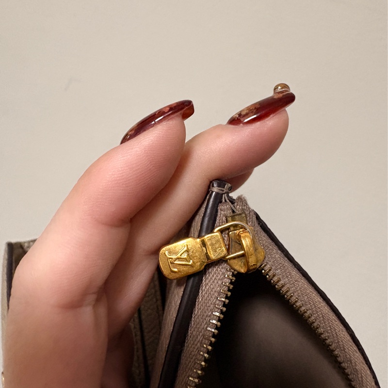 lv奶茶色Zoe短夾-21