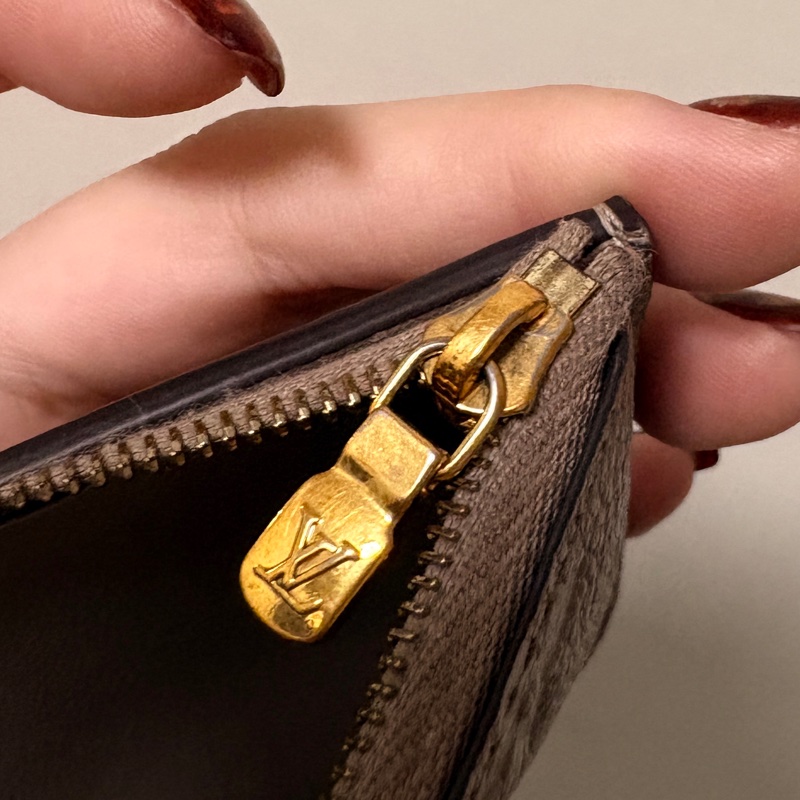 lv奶茶色Zoe短夾-24