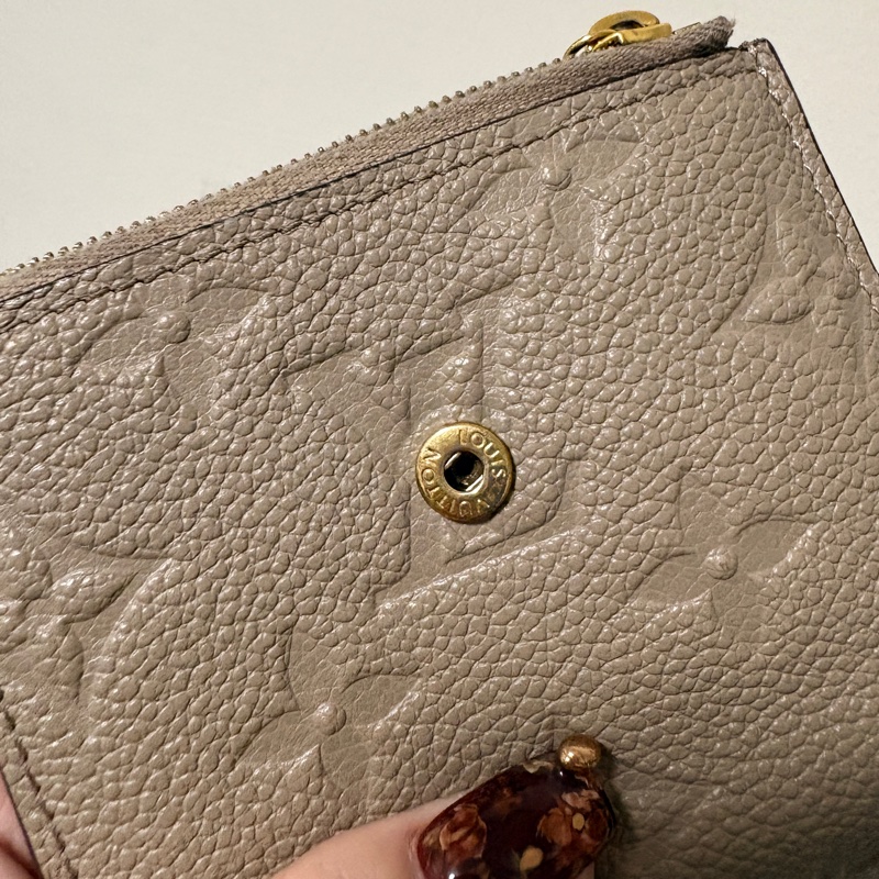 lv奶茶色Zoe短夾-25