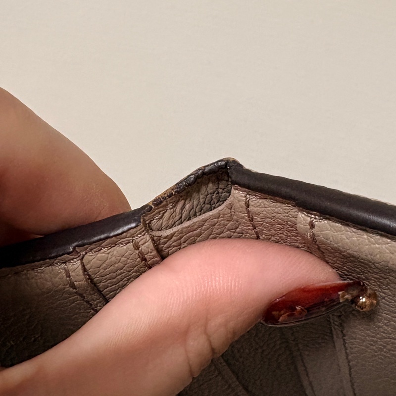 lv奶茶色Zoe短夾-28