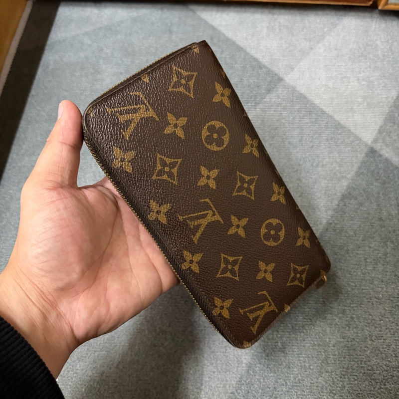 Lv老花拉鍊長夾 (M60017)-1