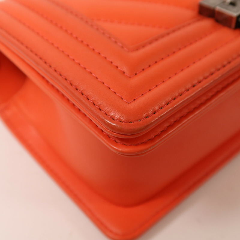 CHANEL 牛皮皮革Boy 20銀扣鏈帶肩背袋-11