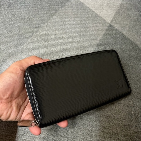 Lv水波紋拉鍊長夾（M60072）