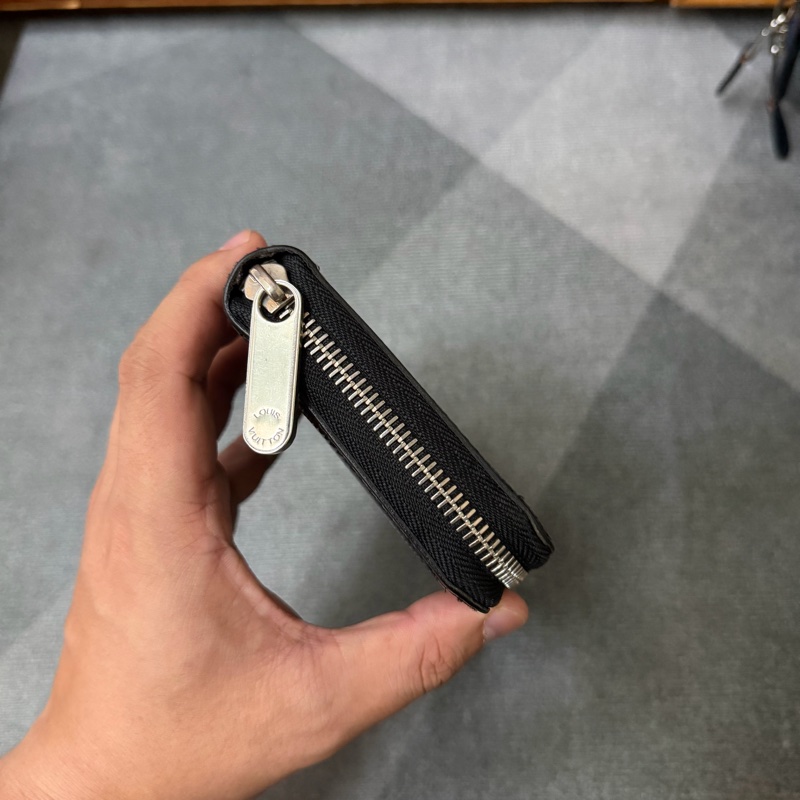 Lv水波紋拉鍊長夾（M60072）-2